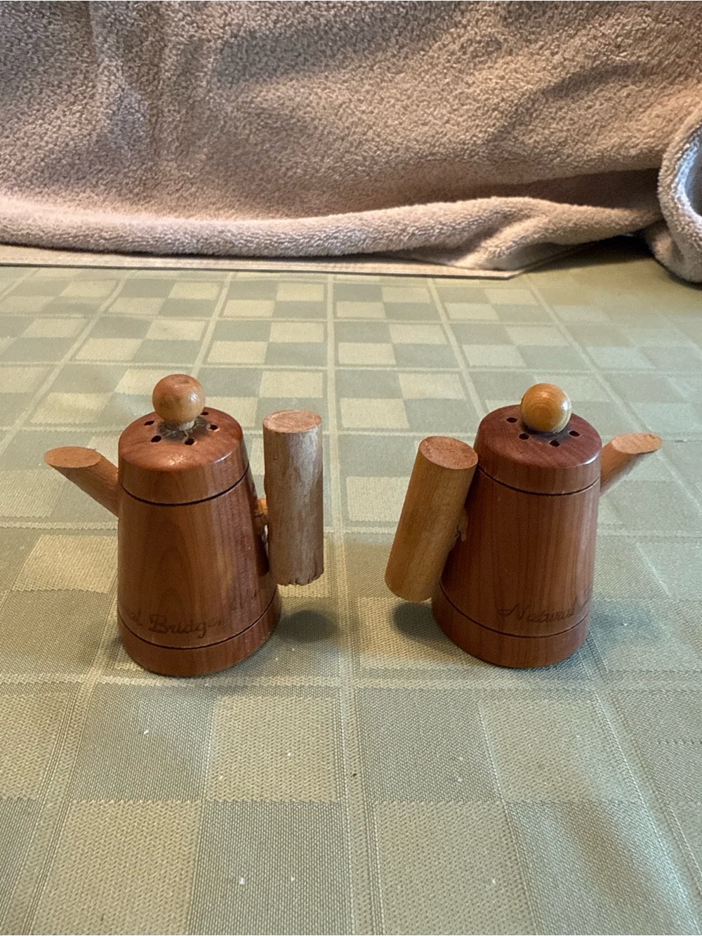 Vtg Rustic Wooden Coffee Pot Salt & Pepper Shakers Natural Bridge VA Souvenir - Picture 3 of 11
